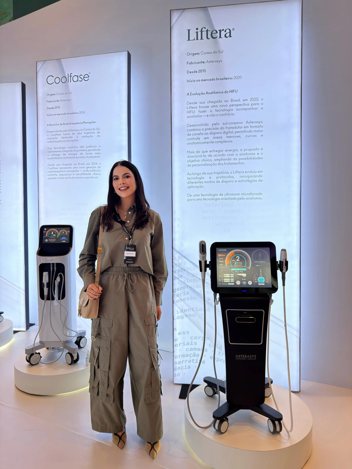 Dra. Maria Tereza Sanches em imersão de tecnologias dermatológicas, ao lado de equipamento de ultrassom microfocado
